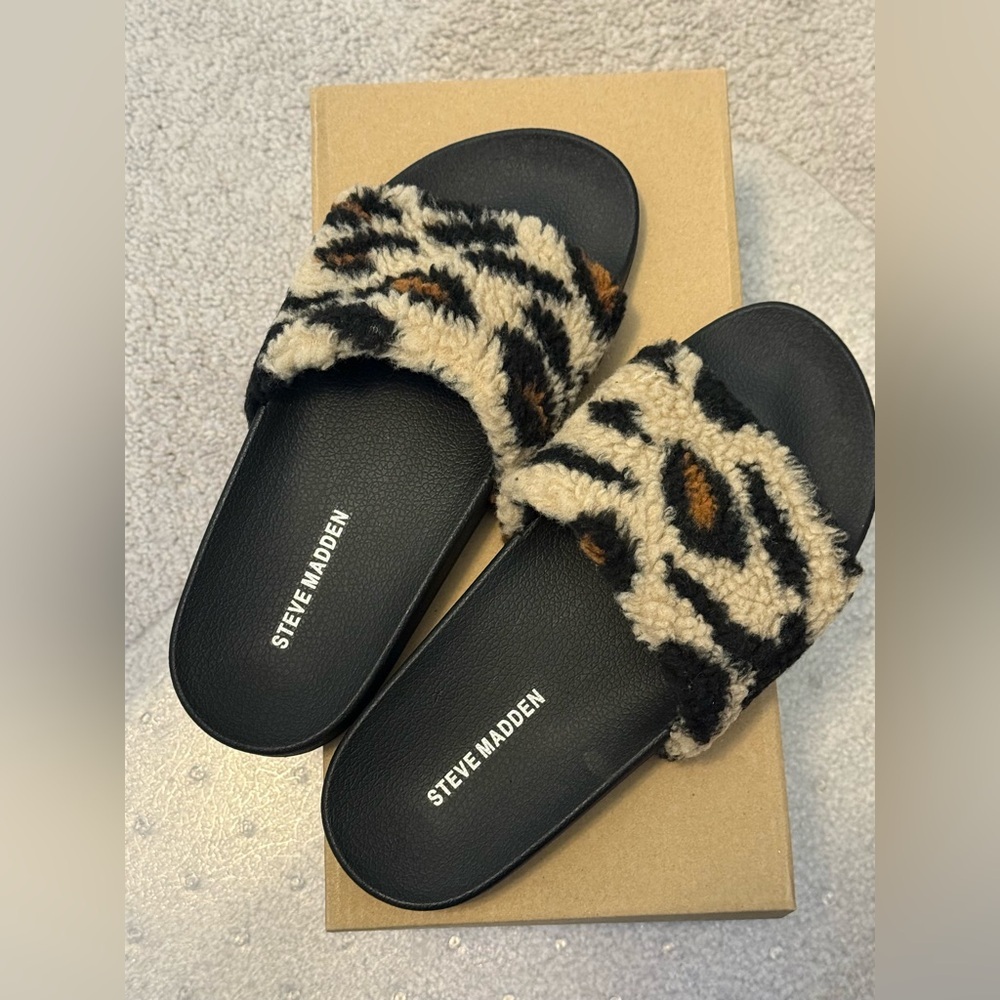 NIB Steve Madden leopard slides